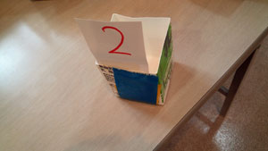 デイサービス南南西の風8月8日、今日は牛乳パックを使ってボウリングを作りました❗️ ボールもピンも牛乳パックで作れます👍綺麗な折り紙を貼って、オリジナルのボーリングセットが完成したら、皆でレッツボウリング🎳 ボールはまん丸な形ではないので、どこに転がる