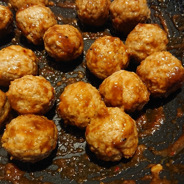 照り焼きミートボール, 照り焼きダレが絡んで美味しい♡, ◆動画はフルバージョン！スワイプして見てみてくださいね。, .,材料 24個分,玉ねぎ 1 2個, にんじん 1 2本, 合い挽き肉 250g, 塩こしょう 小さじ1 4, パン粉 大さじ10, しょうゆ 大さじ1, 卵 1個,マヨネーズ 大さじ2, すりごま 大さじ2, おろししょうが 小さじ1 2, サラダ油 大さじ1,