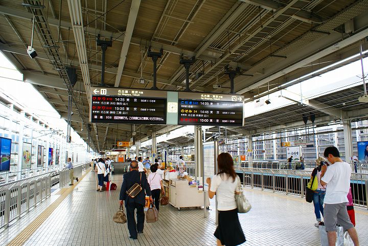 今日のお昼は京都駅新幹線ホームで買った「ミックスサンドイッチ」を頂きました。ここのサンドイッチ は、その場で作られた製品を販売しています。なかなか美味しいです。ご馳走様でした。 誠まえはランチ