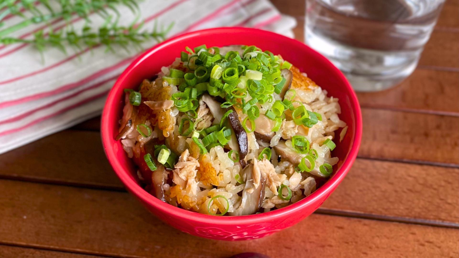 気合いを入れてスイッチを押すだけで簡単絶品レシピが仕上がります！炊飯器で驚くほど美味！ねぎ塩豚こま炊き込みごはん材料お米2合 水 内釜の2のメモリより少し下に入れる長ネギ うす切り 1 4本 豚こま肉200g 塩小さじ1 めんつゆ 2倍濃縮 大さじ1 だしの素小さじ1ごま油小さじ1 白ごま適量 ねぎ適量作り方