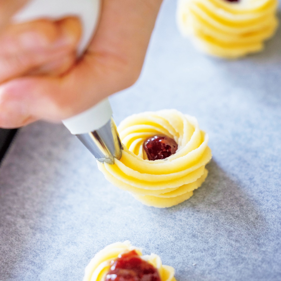 レトロ可愛い♡ サクサクな絞り出しジャムクッキーの作り方絞り出しクッキー簡単お菓子作り