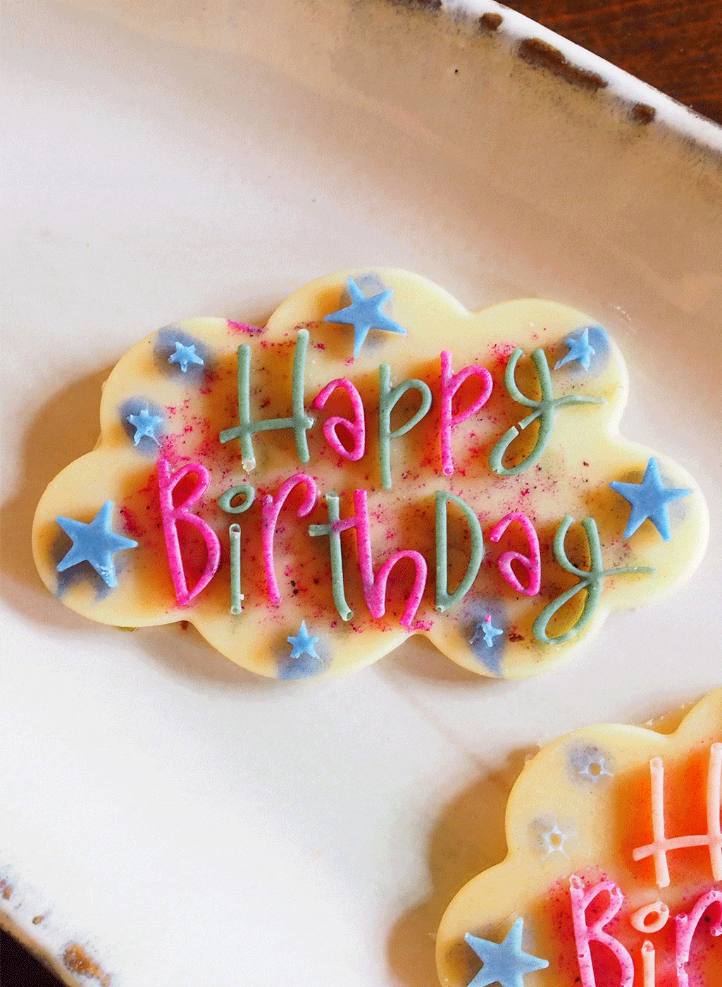 大切な大切な友達のために☺️ 大好きなお花とカワウソをデザートプレートバースデープレートアニバーサリープレートウェディングウェディングプレートプレートチョコチョコペンチョコペンアートカワウソ お花 フラワー誕生日記念日結婚式