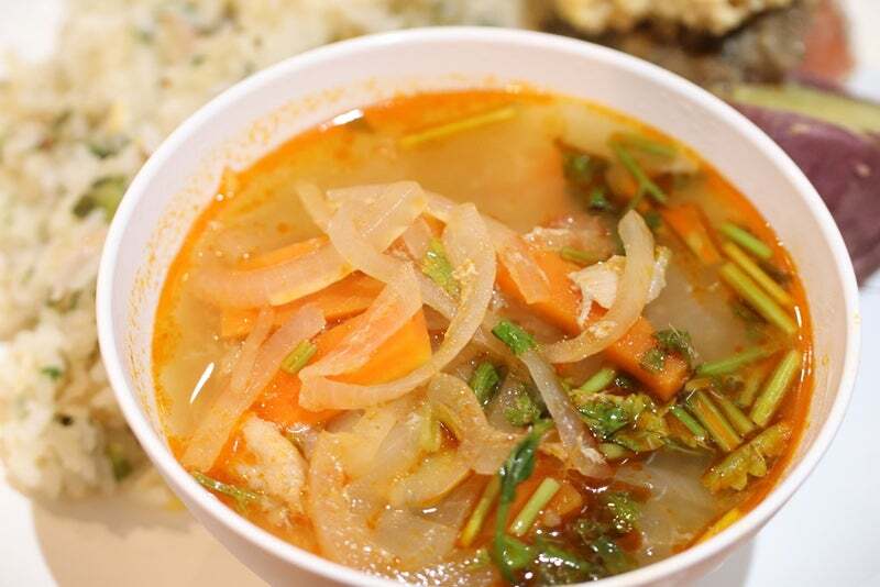 2023.04.20 今日の献立🌸 ⁡ ▫︎ カオマンガイ ▫︎ 里芋ののり塩バター ▫︎ 小松菜のナムル ▫︎ えのきと長ねぎのスープ ⁡ ⁡ ⁡⁡ 初めてゆで卵を電子レンジで 作ってみました😚🫶🏻 ⁡ 卵にアルミホイルをしっかり巻いて コップに入れる そして卵が浸るくらいの水を入れ