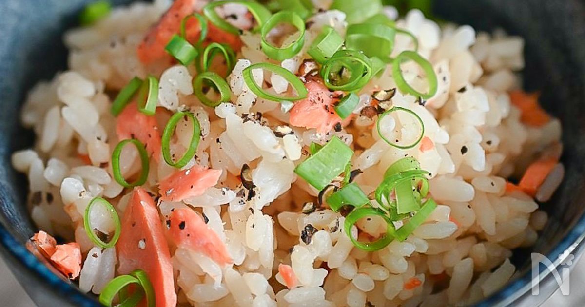 めんつゆで味付け簡単！鮭と舞茸の炊き込みご飯