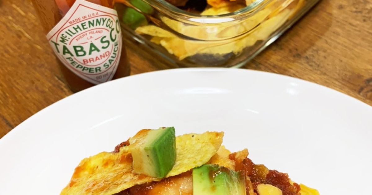 余った餃子の皮でタコス🌮 タコミートはいつもKALDIとかで売っているタコシーズニングを使って作っています😊 サルサソースも市販の！好きな具材挟んでタコスパーティーもいいかも🎉 今回は普通のタコミートバージョンの他 エビチリ イカのスイマヨ和え も挟んでみました😊タコス