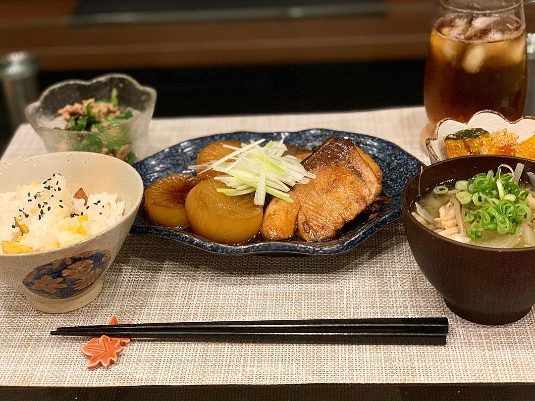 2020.2.25 火. こんばんは☺︎ . きょうの一汁三菜ごはんは . ＊ぶり大根 ＊さつま芋の甘煮 ＊きゅうりとツナのサラダ＊白菜と塩昆布和え ＊煮卵 ＊ねぎたっぷり味噌汁 ＊白米 . 週末に作っておいたぶり大根は 大根にぶりの旨みがしみしみ〜 . きゅうりが2本あったので