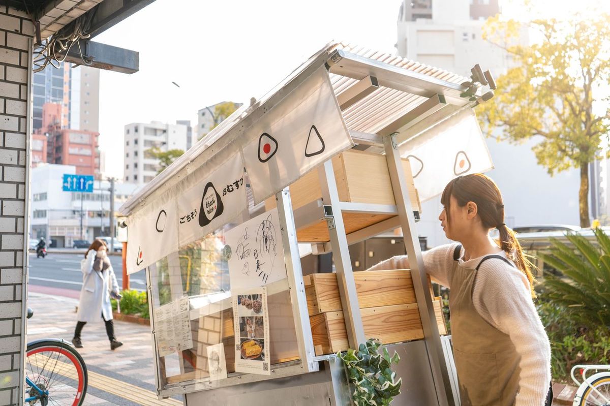 もう｢おにぎり美人｣ではない 2坪の厨房を借りて｢おむすび行商｣になった27歳女性の素顔 150kgのリヤカーを引く女性が