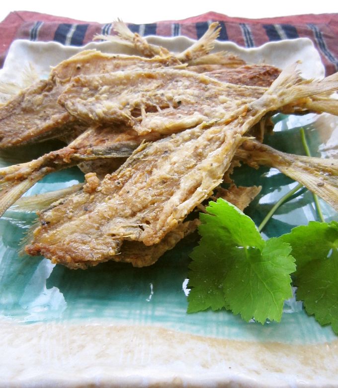 小アジ 豆アジ骨まで食べられる唐揚げの揚げ時間は？下処理なしでそのままいける？片栗粉で作るカリカリ簡単レシピも紹介！ - アシアキ日記