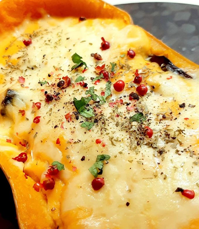 秋のディナーおすすめ 『 バターナッツかぼちゃのグラタン仕立て 』 毎年人気の秋メニューが今年も始まります🍂 大きなバターナッツかぼちゃを丸ごとローストし、中にチーズたっぷりのソースを。ゴルゴンゾーラチーズやくるみ、レーズン、@omefarm の蜂蜜が秋らしく良い