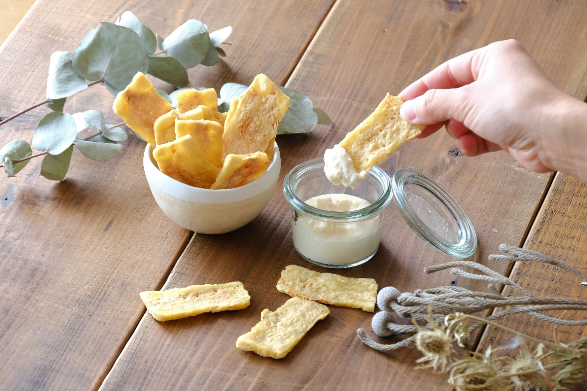 レンジで簡単🙌「 のり塩豆腐チップス」このレシピのポイントは↓の投稿文をチェックしてくださいね✨,----------------------------------, ✍️このレシピのポイントは , ✔️電子レンジで作る！, ✔️油不使用👏,✔️青のりとチーズの香ばしい香りがやみつき🤤, ----------------------------------, ■調理時間：15分,