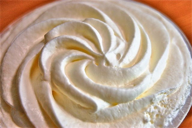 生クリームを冷凍保存して長く楽しもう！ おいしく冷凍するコツを解説