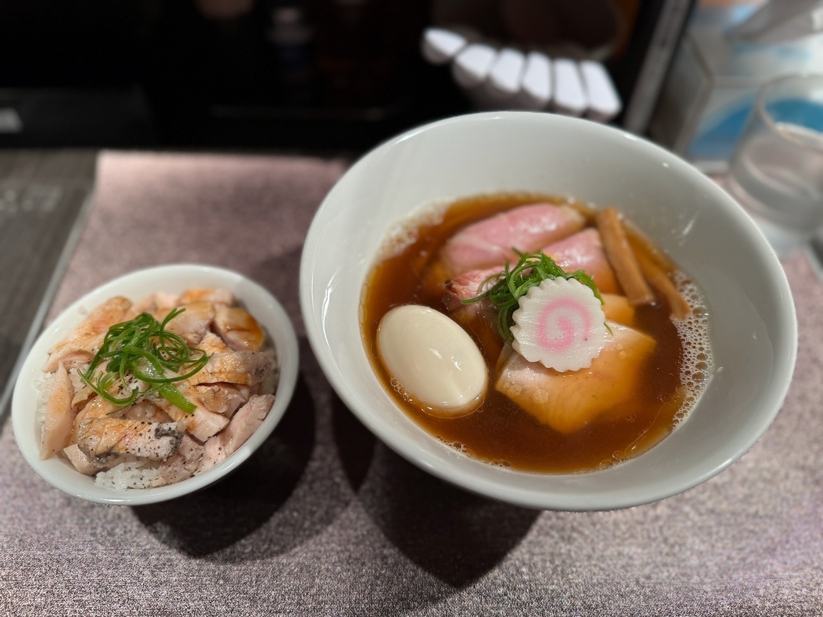 鶏チャーシュー丼 の献立 副菜：にんじんとえのきだけの炒めもの、汁物：なすとオクラの具だくさん汁 献立・メニュー 味の素パーク たべる楽しさを、もっと