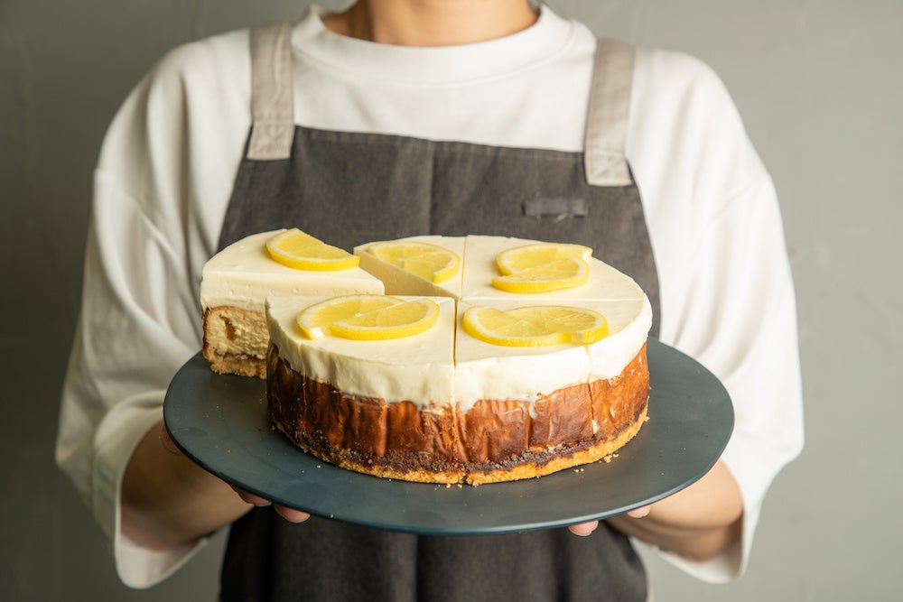 純生・冷凍ケーキ「メルティーローズ ベイクドチーズケーキ 4号」12cm2～6名即日発送 グルテンフリー 小麦アレルギー対応 母の日 クリスマスケーキチーズケーキ デコレーションケーキ バースデーケーキ 誕生日 結婚記念日 クリスマス バレンタイン ホワイトデー 卒業