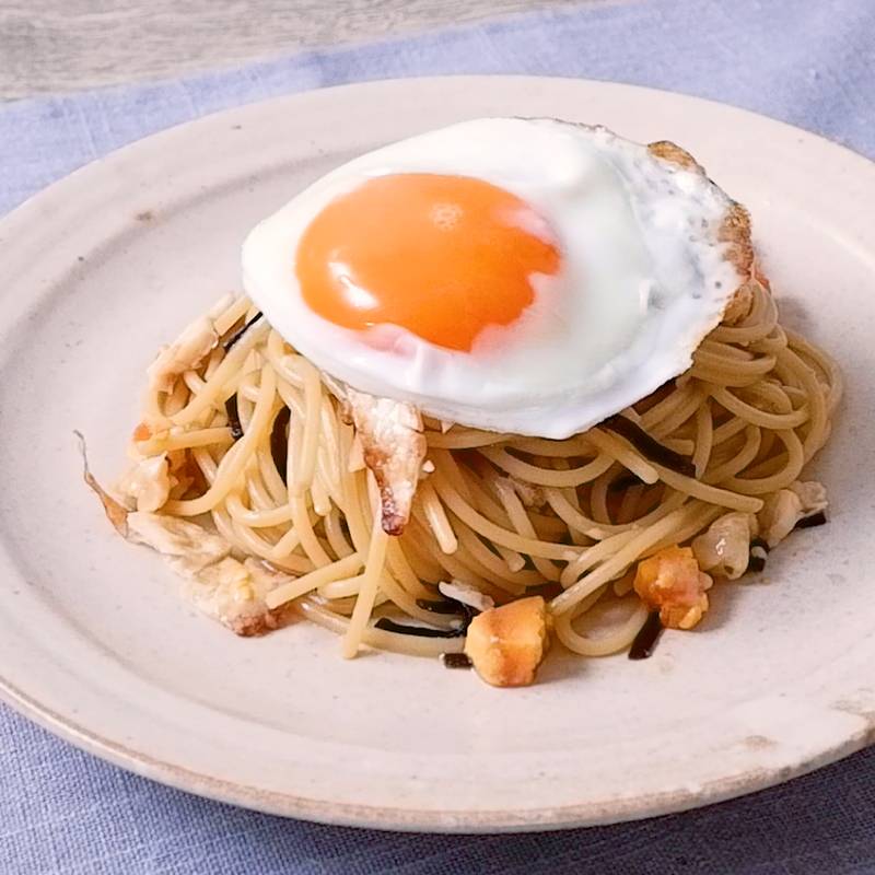 卵のみ‼︎たまぺぺパスタrecipe , 具の材料卵のみ🥚, あとはニンニクあればできちゃうよ！, 卵のペペロンチーノ！, recipe,2名分, エサンテパスタ200g, オリーブオイル 大さじ2, ニンニクスライスかみじん切り適量, 輪切り唐辛子, 卵2個 溶いておく ,白だし小さじ2 卵と合わせておく , 仕上げ, バター10g, 塩こしょう,