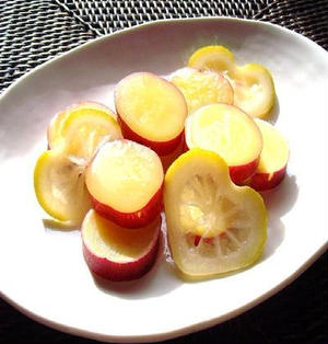 レンジメートキッチン RANGEMATE Kitchen『さつまいものレモン煮』 ほんのり甘くてさっぱりとした味わいがクセになる一品です。レモン の酸味がさつまいもの甘さを引き立てて、おやつにもお弁当のおかずにもぴったり！ 作り方も簡単なので、ぜひお試しください