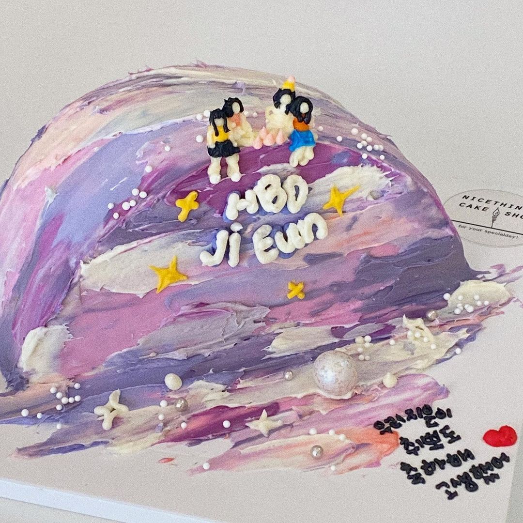 HALF CAKE 作ってみたかった今流行りのハーフケーキ チョコ生クリームでくまちゃんにしてみました🧸 .スポンジは手作りでも市販のサンドケーキでも👌🏼 私はローソンのコーヒーサンドケーキ使いました ˎˊ˗ヤマザキのイチゴスペシャルなどのシリーズもおすすめです