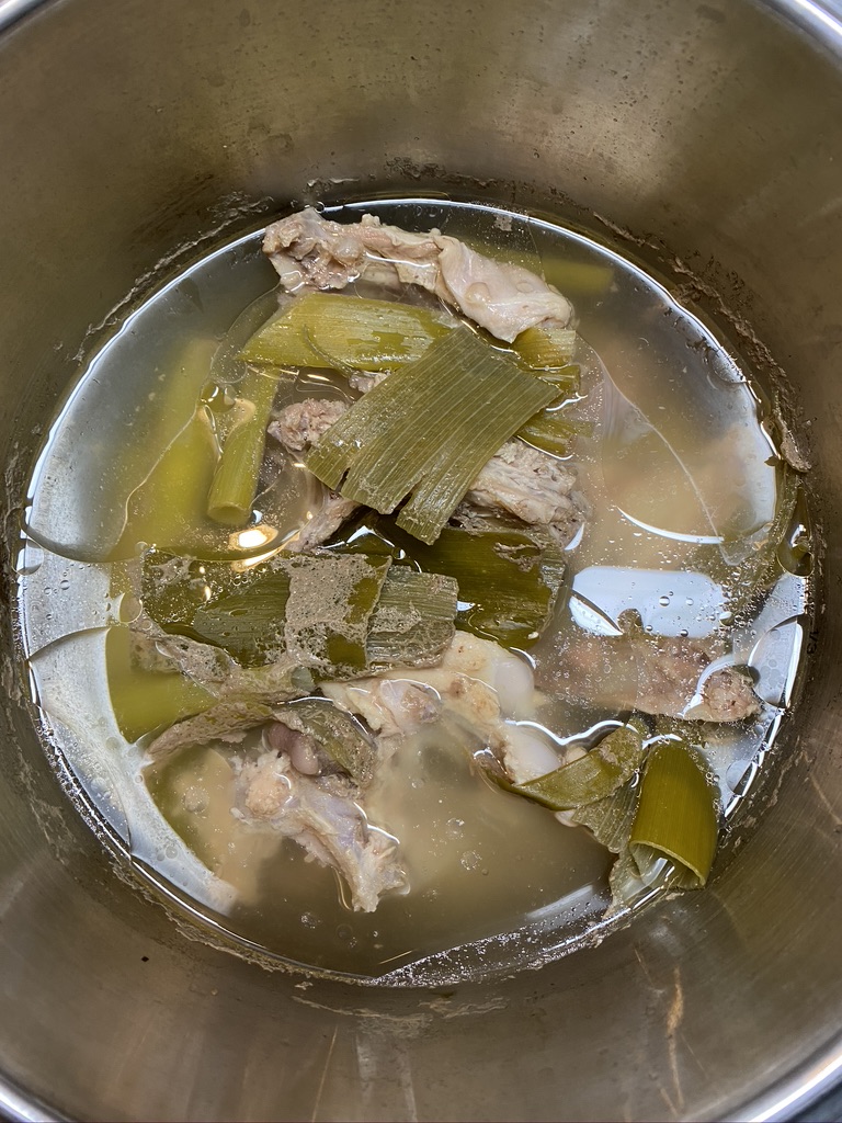 塩鶏ガラスープ。圧力鍋で簡単本格スープ