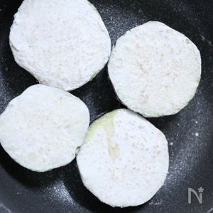 旨味あふれる♪ なすのガーリックバターステーキ