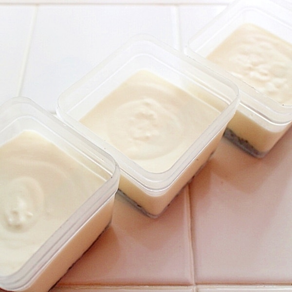 ずっと種継ぎで作ってる カスピ海ヨーグルトっち 一度牛乳の継ぎ足しできずチーズの匂いするまで放置しちゃってたんだけど、それでも牛乳足してみたら、風味の違うヨーグルトが完成！ カスピ海ならではの粘りが少なかったので 一晩水切り して、どっしりヨーグルトにしま