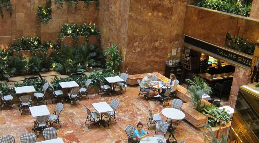 ブダペストに行くなら、絶対行くべきなのはNew York Cafe」と誰かに聞いた。ブダペストなのになぜニューヨーク ？怪しいなと思った自分が恥ずかしくなるほど、New York Cafeは素敵な場所だった。1894年に建てられたという歴史的建築。作家や編集者が集まり文学が生まれ