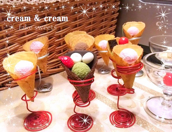 アイススタンド試作中 ポストのアイスを飾ってるスタンドは100均で売ってて、私のアイスにピッタリ♡だけど今はもう販売してないから、ないなら作ってみよー！と思って試作中です。 設計図はバッチリだけど、木を綺麗にカットするのがムズカシイ💦おままごと 粘土