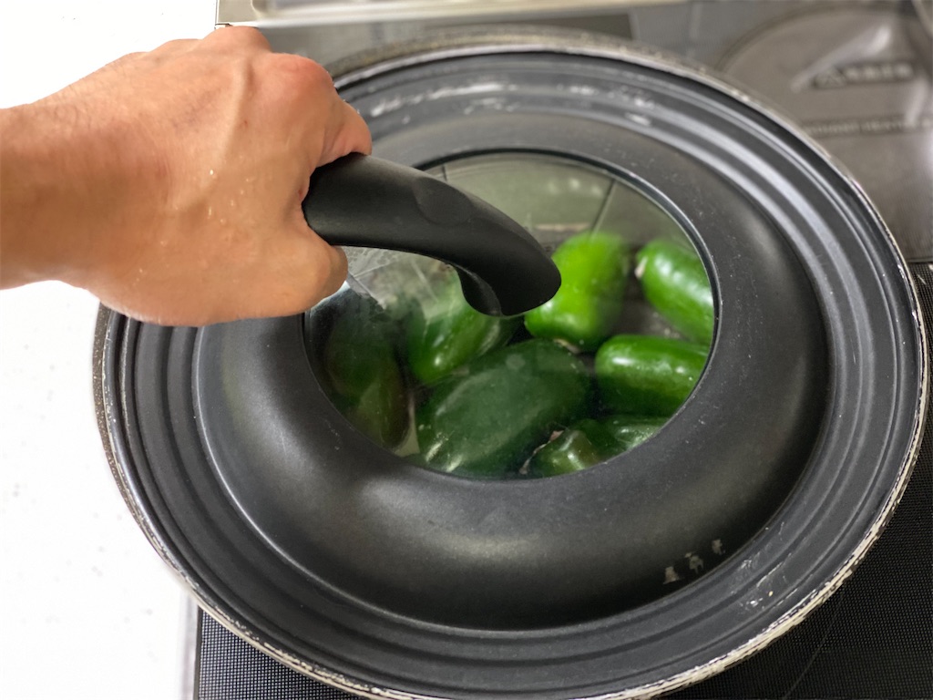 レシピ画像付 ケチャップ生姜ソースのピーマンの肉詰め こんにちは🙋🏻 今日は、人気のピーマンの肉詰めレシピ。色々なタレで作っていますが、やっぱり ケチャップが子どもも大人も食べやすいのかな〜。 ケチャップってフライドポテトがまさになんですが、一度使うと止め