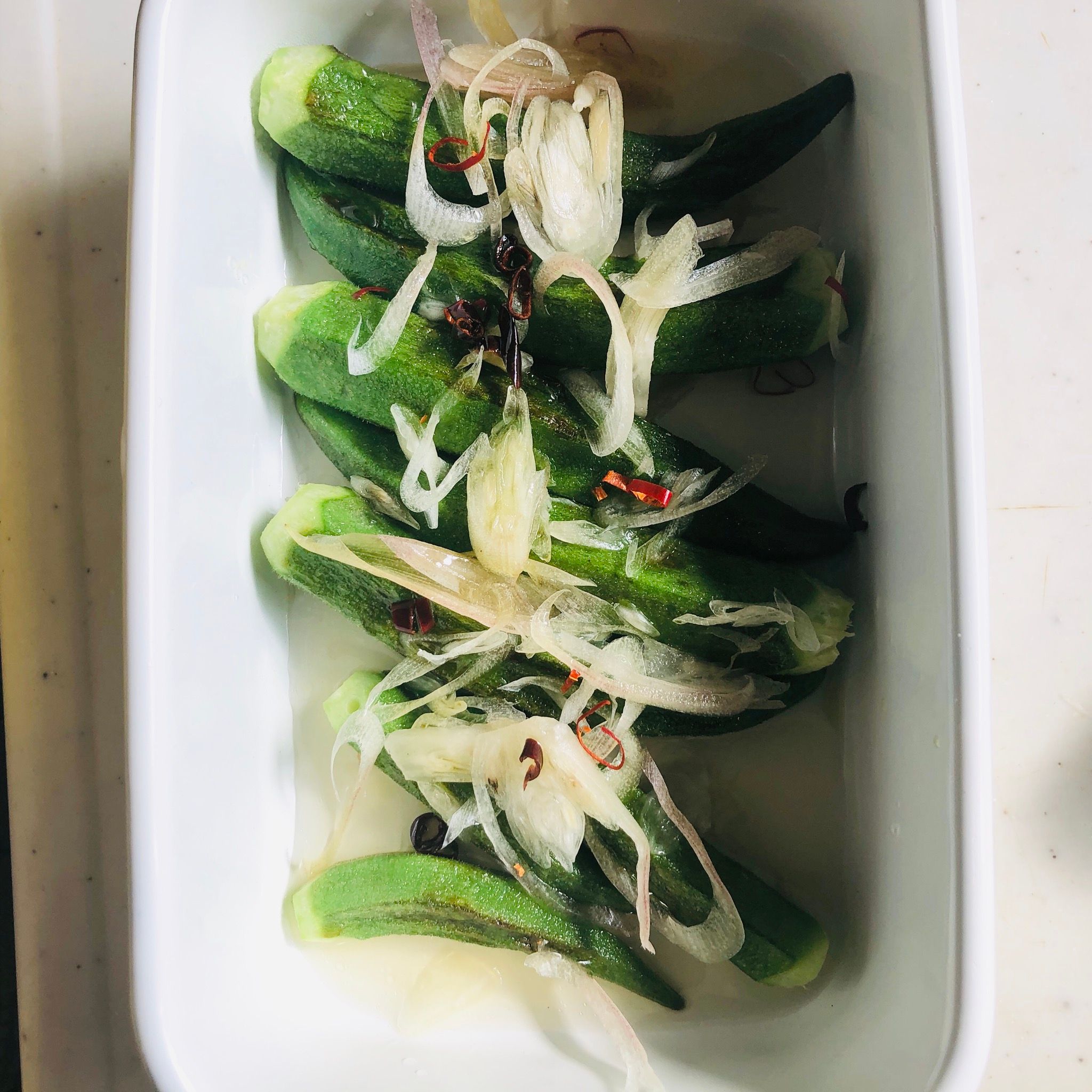 茄子とオクラの焼き浸し神宗の「めんつゆ」を使って、夏にぴったりの焼き浸しはいかがですか？焼いた野菜をそのままめんつゆに浸すだけで、手軽に上品なおいしさが楽しめます。「めんつゆ」は、天然利尻昆布とかつお本枯節、醤油や本みりんなど、素材の旨みが