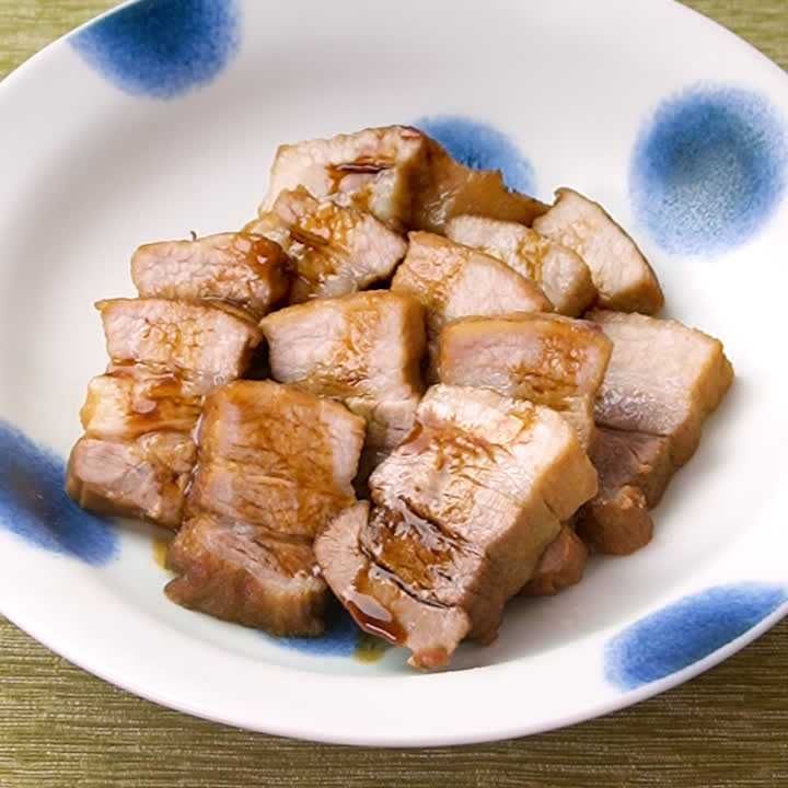 材料豚バラ肉200g キムチ100g 玉ねぎ1 4 焼肉のたれ大さじ１ ごま油適量 目玉焼き３個 醤油小さじ１作り方①玉ねぎは太めに切ると水分も出にくいし、食感もいいです ②フライパンにごま油を引き肉を重ならないように広げ、じっくりと焼き付ける ③玉ねぎ入れる④完全に火が通ったらキムチを入れてさっと混ぜる ⑤器にもる ⑥好きな硬さに目玉焼きを焼いて、醤油を回しかける