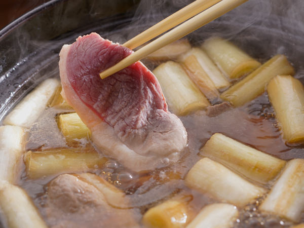 昨年の秋から錦市場の季節のレシピ考案をさせていただき、はや5レシピ目。 今回は鴨肉、それももも肉を使ったレシピです。@kyoto_nishiki_official ロースは値段も高くて火入れも難しいですがもも肉ならお手頃価格、簡単調理で鴨肉の旨みをしっかり味わえます！販売して