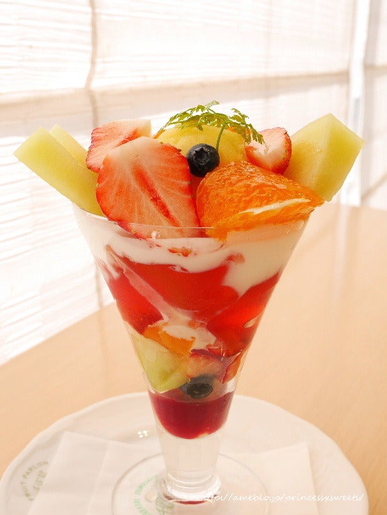 東京駅KITTEの日本橋千疋屋カフェ デコポンパフェ腹ペコはらぽん