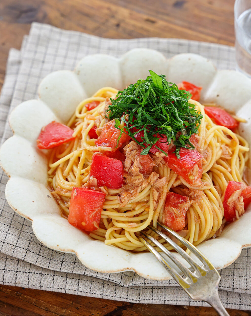 スライストマトの無限おつまみ ,材料 , トマト好きなだけ, めんつゆ大さじ2,2倍濃縮 , ごま油大さじ1 2, 天かす大さじ1,青のり小さじ1 2, ※白ごま,作り方 , ①トマトのヘタをとりスライスする, ②めんつゆ 2倍濃縮 大さじ2、ごま油大さじ1 2まぜる,③①をお皿に盛り付け②を回しがけたら天かす大さじ1、青のり小さじ1 2ふりかけて完成,