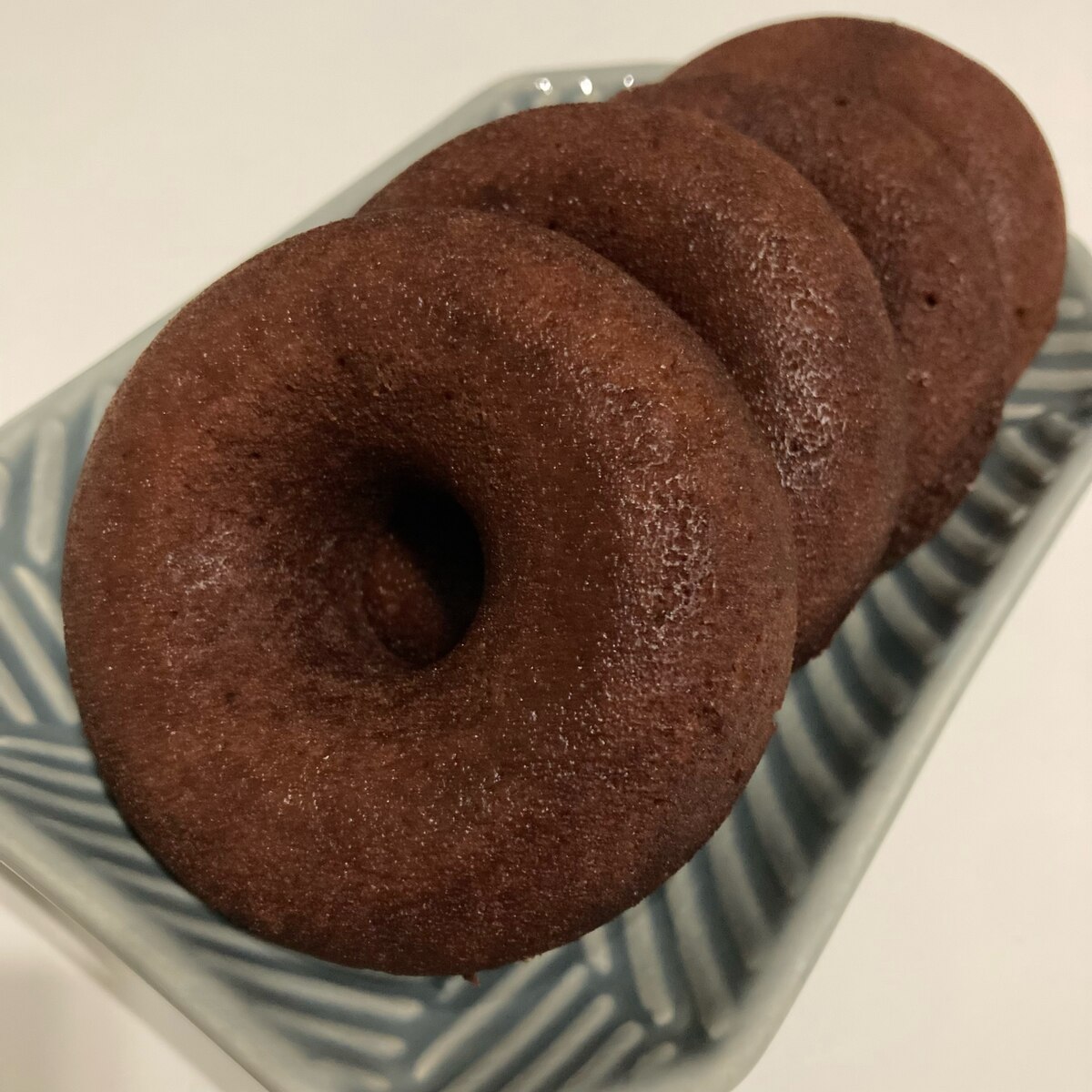 レンジでモチモチ仕上げ！！ダブルチョコドーナツ