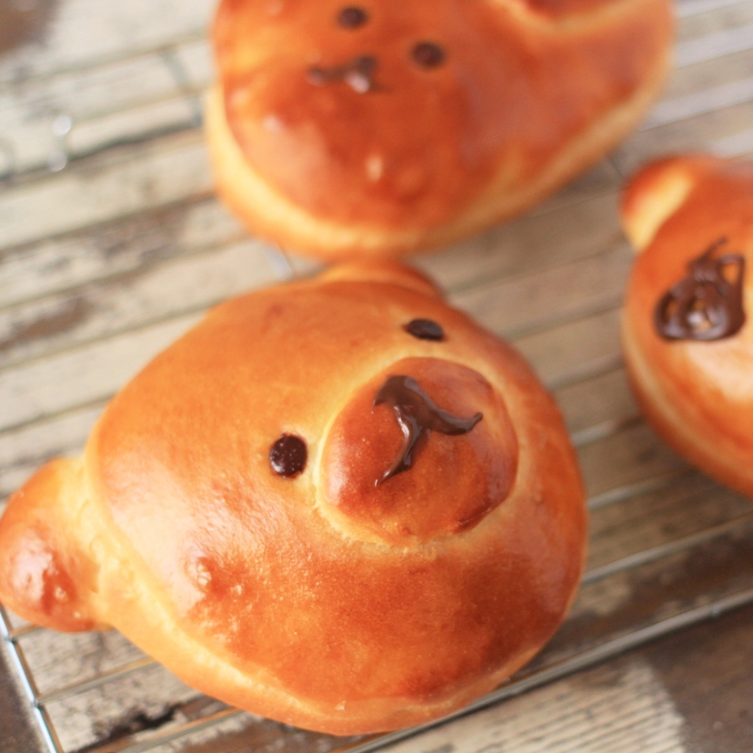 🎀リボンパンの成形図解🥐 🔻その他の成形方法はこちらから🔻 @riopan27 今回はリボンパン🎀 簡単に覚えられるけど慣れるまではちょっと難しい成形です😊 可愛い見た目なので プレゼントにするも良し！ 写真を撮って自慢するも良し！ なパンになってます😉 〜〜成形の