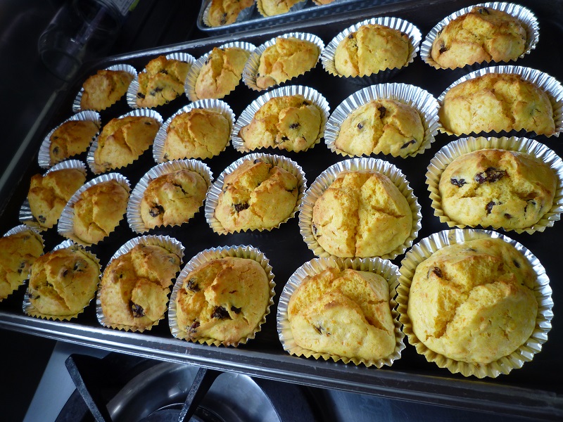 今日のおやつ 紫陽花マフィン🫐 ブルーベリーとお砂糖を煮てジャムにして ミキサーにかけて 泡立てた生クリームと混ぜ合わせ カップケーキの上に絞るブルーベリーを混ぜ合わせる配合を変えて 濃淡2色を絞ったよ💠今日のおやつ保育園 給食 栄養士 献立 保育園栄養士