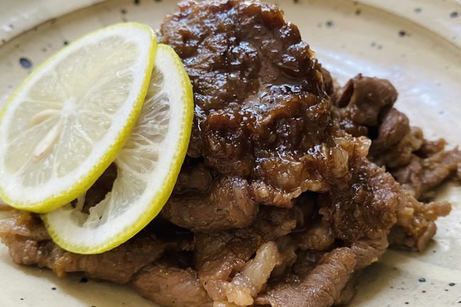 レモンバターソースの一口ステーキ