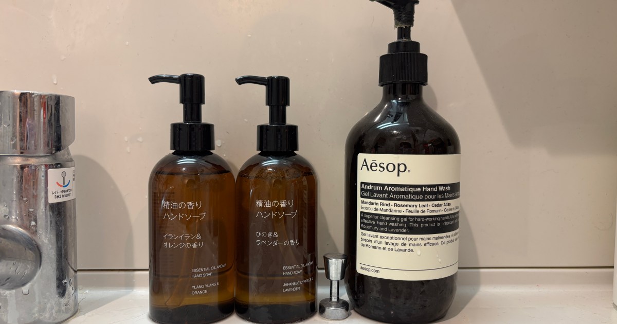 子供にaesopめちゃくちゃ出されるので、やっと泡で出てくるハンドソープディスペンサー置きました😘 ふー、これでaesopの減りをあまり気にしなくて済む☺️💕マイホーム 洗面台 洗面所 aēsopイソップ ハンドソープ エコカラット ラフクォーツ