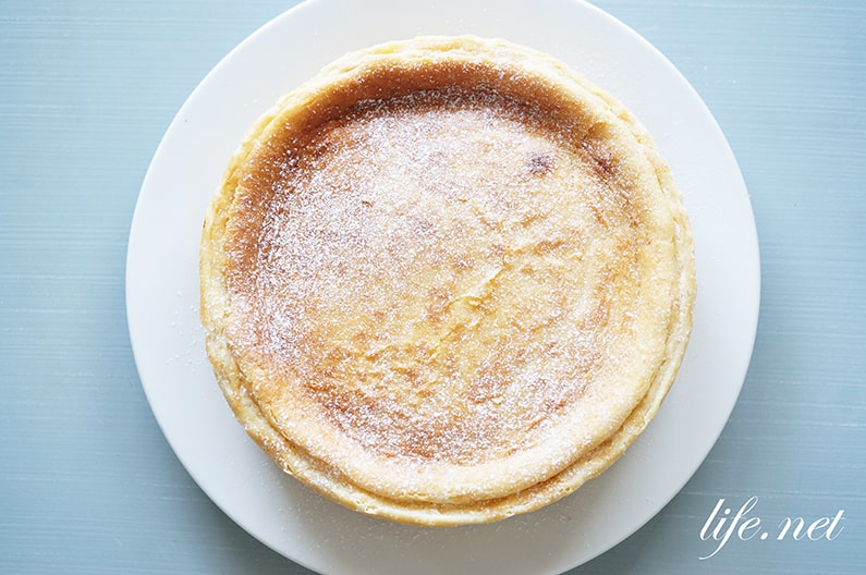 プチ背徳チーズケーキ』 ①パイ生地のお菓子 2 枚 を袋に入れ、めん棒で細かく砕く②ボウルに砕いたお菓子と溶かしたバター 10g を入れ、混ぜ合わせる ③チーズデザートが入っていた容器 丸い箱 にラップを敷き、②を敷き詰める④パイ生地にお好みのチーズ