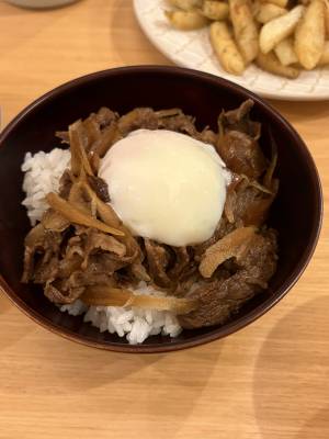 まいたけ牛丼」栗原はるみ 飯舘村のおいしい赤身の牛肉を使って、牛丼をつくってみました。牛肉は弱めの火加減で煮ること、ワインの風味とまいたけの食感を生かすことがポイントです。材料 4人分・牛薄切り肉 300g ＊または切り落とし肉 ・まいたけ 1パック 100g
