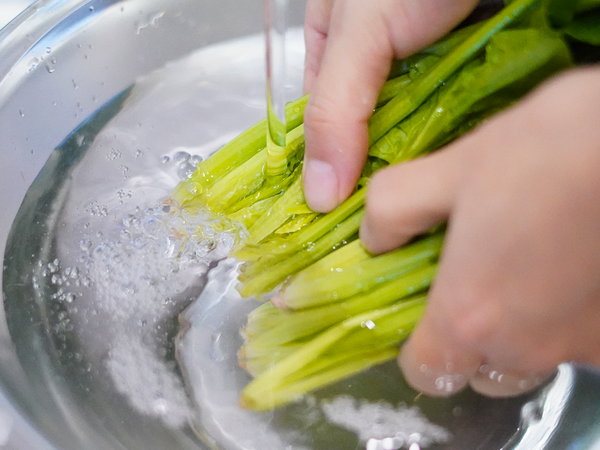ほうれん草の切り方。茎も根元も残さず食べる！ざく切りのコツ。やまでら くみこ のレシピ