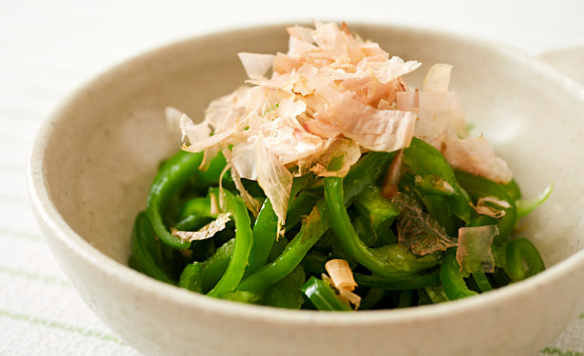 🫑 ピーマンのおかか麺つゆあえレンジで1発！お弁当にも◎ 材料 2人分・ピーマン 2〜3個 細切り・かつお節 1パック 2〜3g・ 麺つゆ 3倍濃縮小さじ2〜3 ・ごま油 小さじ1 お好みで作り方 ① ピーマンを細切りにして耐熱容器またはアイラップへ。 ②