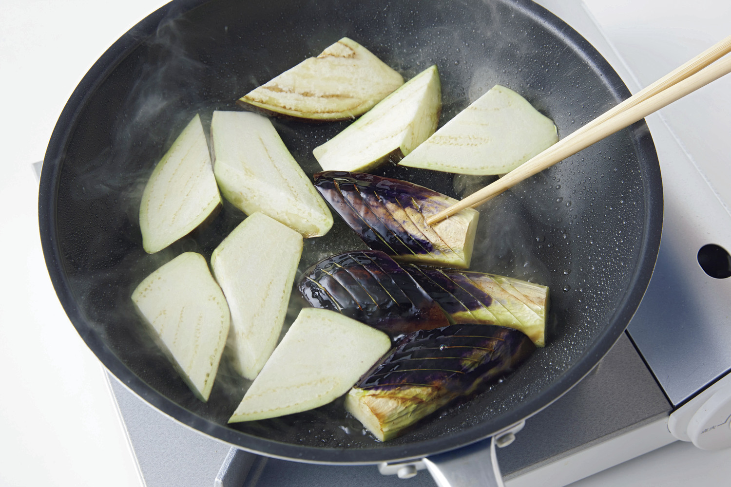 油問題がついに解決！ナスの下処理』 どんなことでもコメントしてもらえたら嬉しいです❤️ 保存も忘れずに😊 ————————————————————料理が苦手な人でも作れる👌 忙しい人のための、お手軽レシピを発信中🥣 @kurashiru のフォローをお願いします