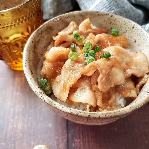 玉ねぎと豚バラ薄切り肉で、スタミナ豚丼♪