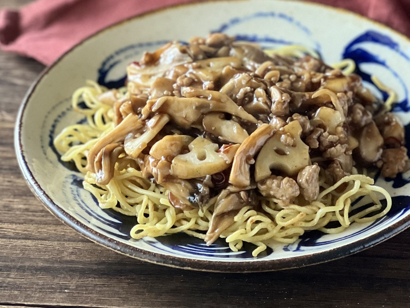 レシピ📝新感覚やきそば🍝✨ □焼きそばアラビアータ パスタの人気メニュー、アラビアータを焼きそば麺で作ります。麺をゆでる必要がないので時短になり、忙しい時にもおすすめ！もっちりとした中華蒸し麺の食感で、パスタとは一味違うおいしさを楽しんで。材料 2人