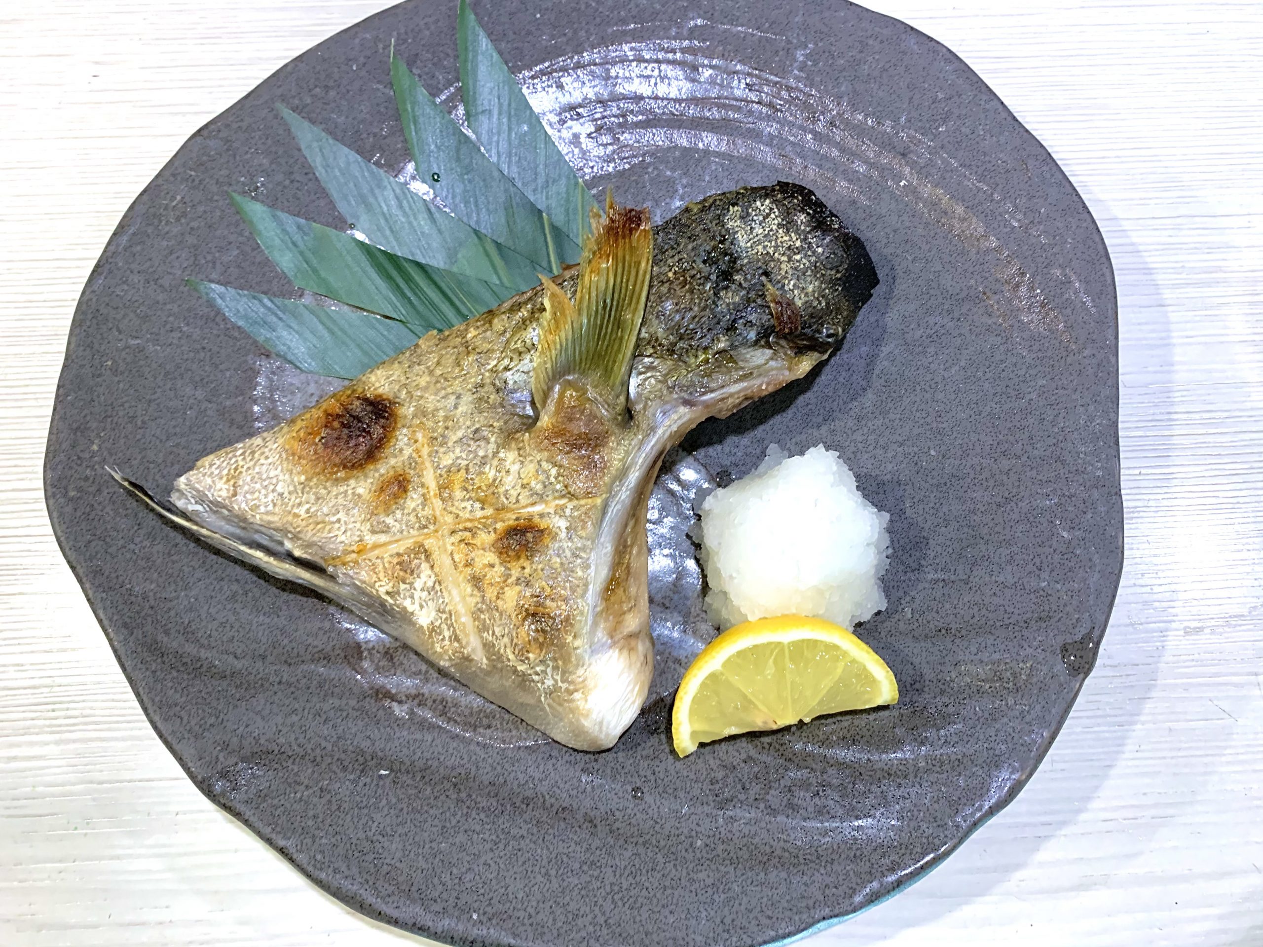 伊勢志摩産 カンパチ カマ 2kg BBQで塩焼き、夕食に煮つけがおすすめ 真空冷凍で魚をお届け三重県南伊勢町ふるさと納税サイト「さとふる」