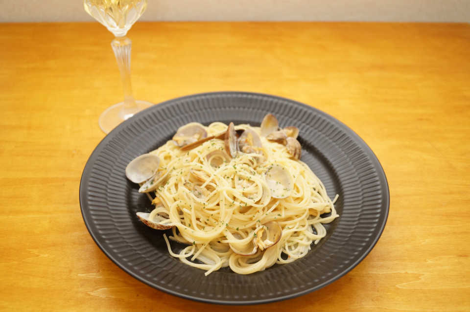 あさりの旨味が凝縮！ワインに合う『冷凍あさりでボンゴレビアンコ』レシピ - macaroni