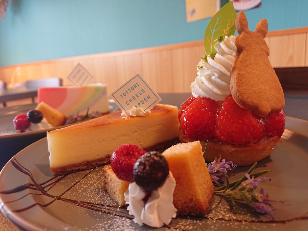 満月の スフレ チーズケーキ 5号 直径14.5cm 4人～6人分 約350g選べる付属品： バースデー 飾り クリスマス 飾りお誕生日ケーキスイーツ ケーキ -魔法洋菓子店ソルシエ - プレゼント＆ギフトのギフトモール