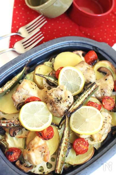 🍳recipe 夏野菜とチキンのオーブン焼き9月なのに、夏なかなか終わりませんね手間をかけずに、美味しくて元気の出るもの作りたい！ 食べたい ！そんな日は切って焼くだけ 素材の美味しさを味わうシンプルレシピ。鶏肉は皮をパリッと じっくりグリルした野菜は