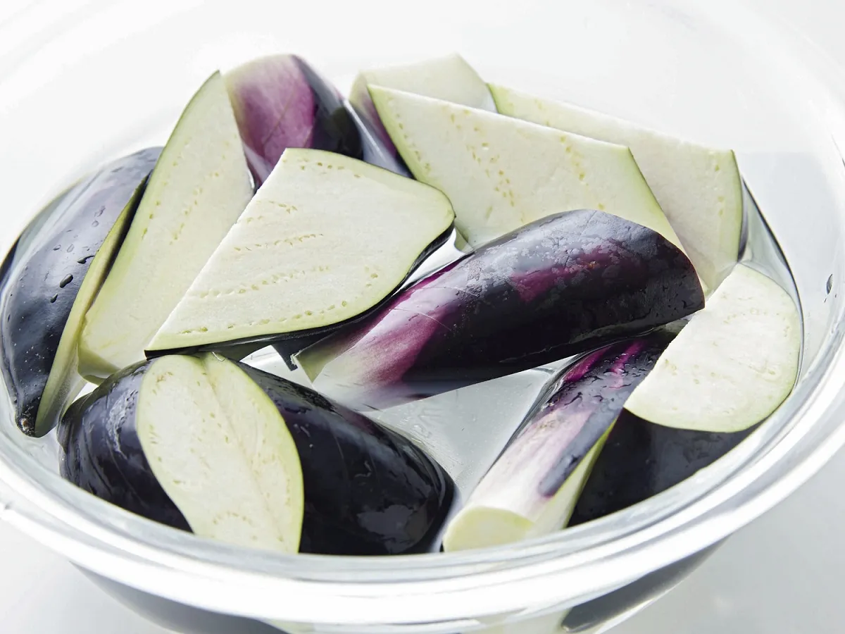 なすが油を吸いにくくなる裏技。Twitterで8万いいね「知れてよかった」の声続出 - macaroni