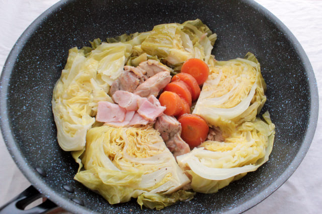 みんな大好きな味♡志麻さんのキャベツの肉巻き 志麻さんのレシピ キャベツ 肉巻き 定番おかず しょうが焼き 豚肉レシピ お弁当おかず タサン志麻