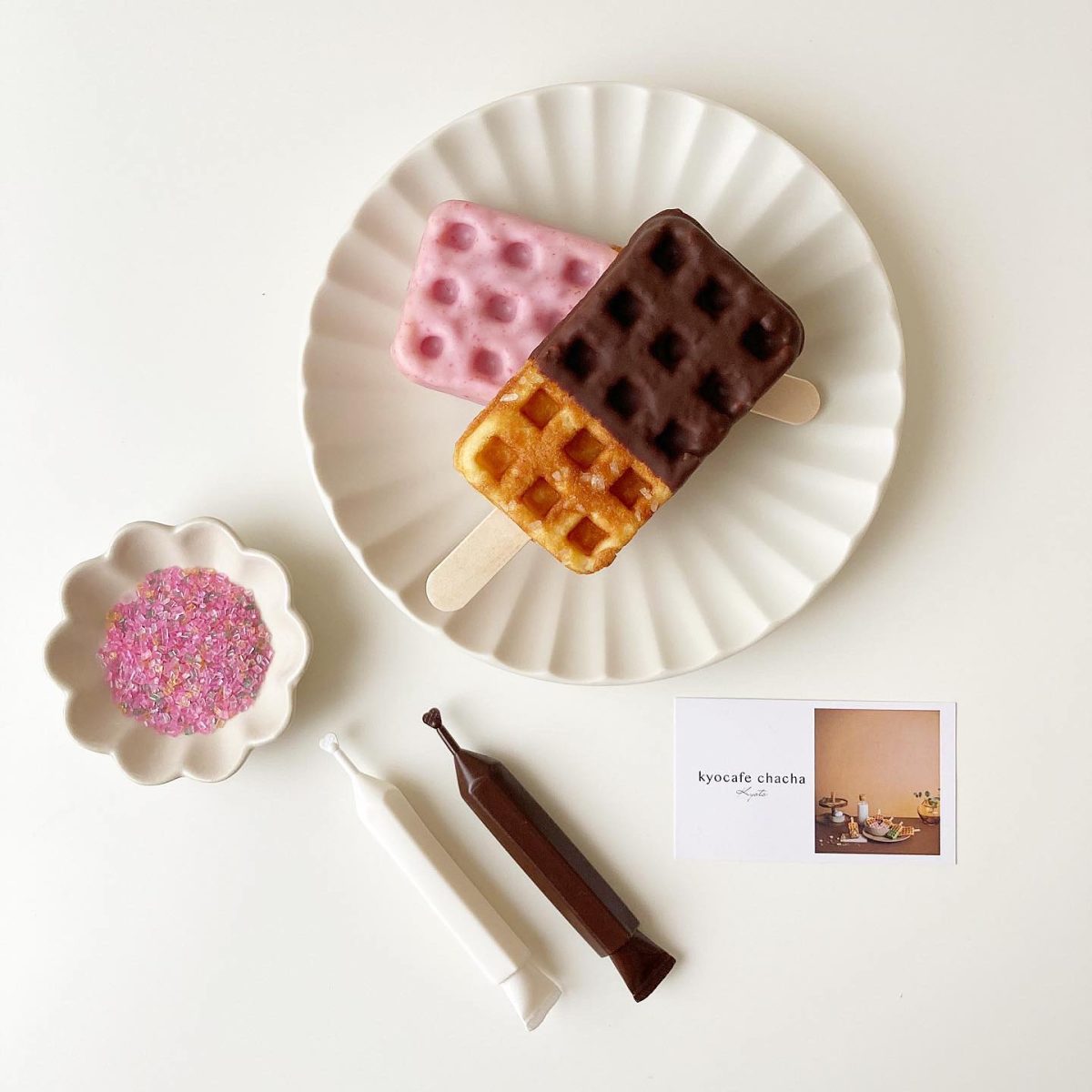 贅沢生チョコ×ワッフル”のワンハンドスイーツ、京都・キョウカフェ チャチャの「京ワッフル」に新作 - ファッションプレス